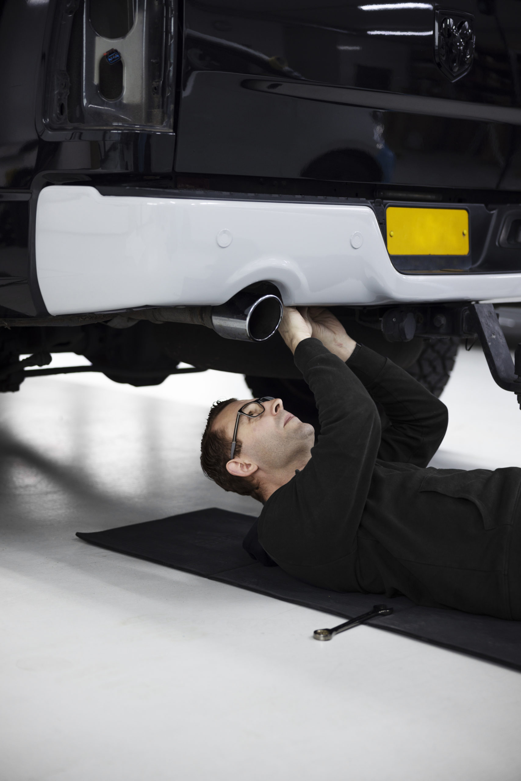 professional-checking-car-medium-shot RV Solar panels installation